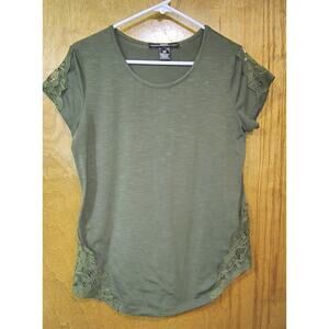 1598. Amang NY Lacey Tee Shirt Size Medium Dark Green